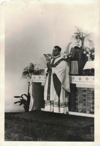 Paul célébrant une messe